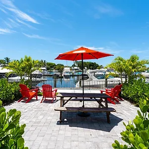 127 - Waterfront, Heated Pool, Huge Tv, Tiki Bar & Grill Sarasota